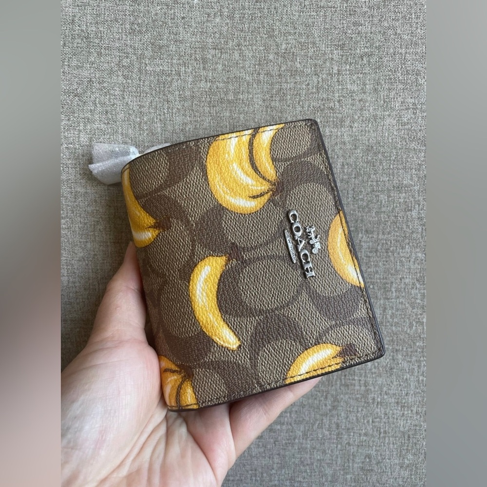 ‼️last1‼️NWT！COACH SNAP WALLET IN SIGNATURE CANVAS WITH BANANA PRINT (CR942)
